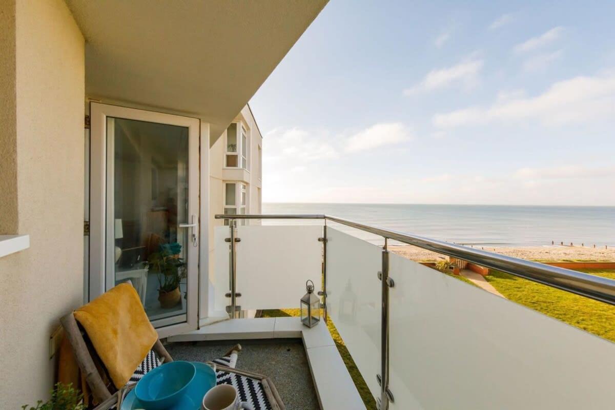 דירות Two Bed Seafront Escape In איסט וויטרינג מראה חיצוני תמונה
