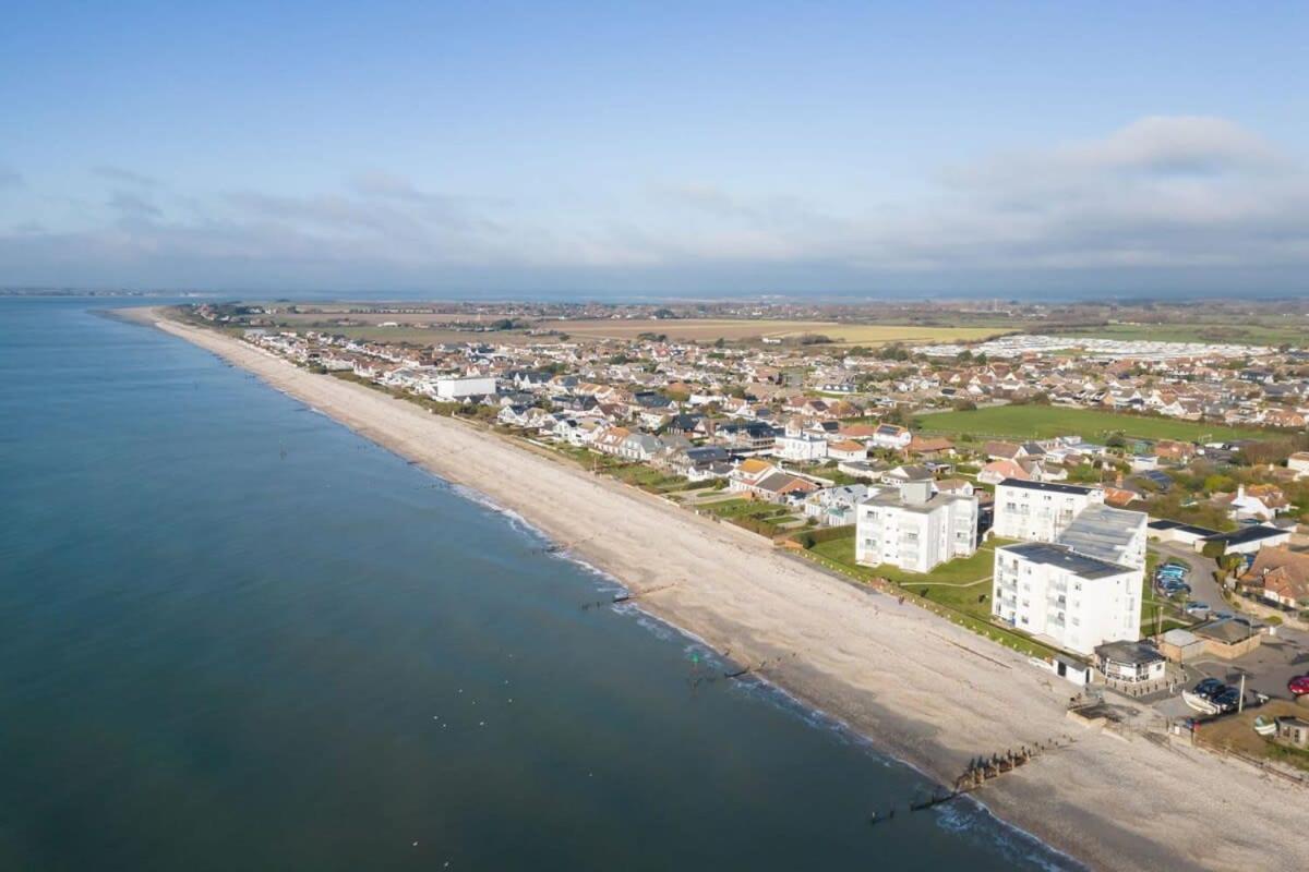 דירות Two Bed Seafront Escape In איסט וויטרינג מראה חיצוני תמונה