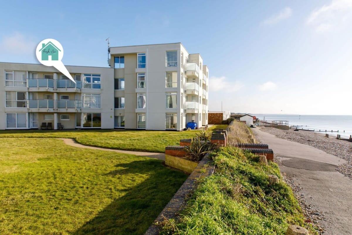 דירות Two Bed Seafront Escape In איסט וויטרינג מראה חיצוני תמונה
