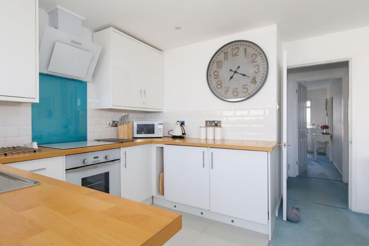 דירות Two Bed Seafront Escape In איסט וויטרינג מראה חיצוני תמונה