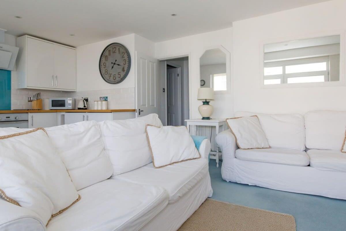 דירות Two Bed Seafront Escape In איסט וויטרינג מראה חיצוני תמונה