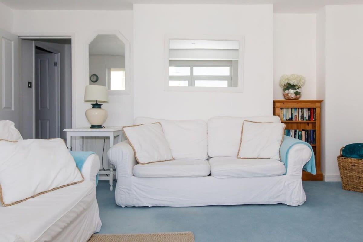 דירות Two Bed Seafront Escape In איסט וויטרינג מראה חיצוני תמונה